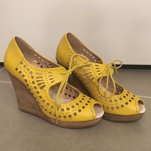 Restricted yellow wedges - perfect - size 8